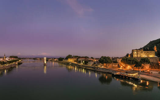 Frankreich, Tournon Sur Rhone, Stadtbild mit Fluss bei Sonnenuntergang - HAMF00836