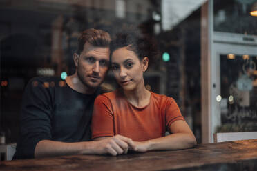 Paar starrt beim Zusammensitzen in einem Cafe - JOSEF03484