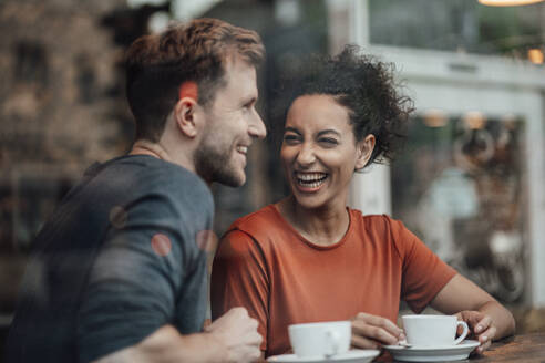Glückliches Paar beim Kaffeetrinken in einem Café - JOSEF03507