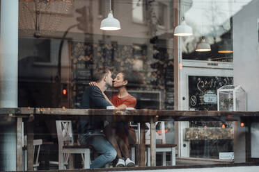 Paar küsst sich beim Sitzen im Café - JOSEF03513