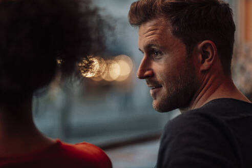 Mann schaut weg, während er mit einer Frau im Café sitzt - JOSEF03578