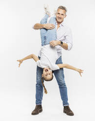 Vater trägt Tochter auf dem Kopf stehend vor weißem Hintergrund - DHEF00566