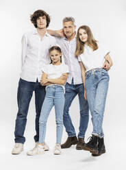 Vater und Kinder stehen zusammen vor weißem Hintergrund - DHEF00569