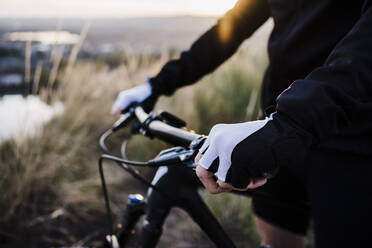 Sportsman holding bicycle - EBBF02515