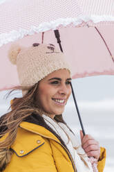 Porträt einer jungen Frau im Freien mit Regenschirm in den Händen - JRVF00280