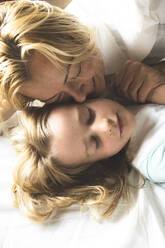 Lächelnde Mutter umarmt Tochter - PSIF00446