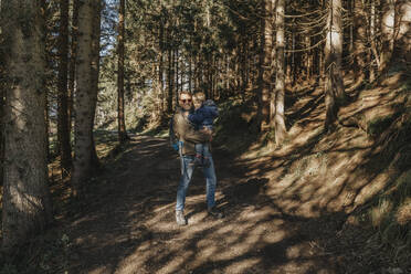 Älterer Mann mit Sohn im Wald im Salzburger Land, Österreich - MFF07212