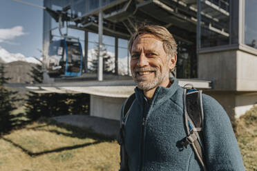 Lächelnder reifer Mann an der Seilbahnstation in Maria Alm, Salzburger Land, Österreich - MFF07214