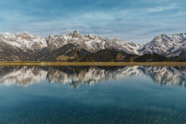 Spiegelung des Hochkonigs im Wasser im Salzburger Land, Österreich - MFF07215