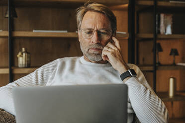 Älterer Mann mit Brille am Laptop - MFF07249