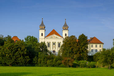 Deutschland, Bayern, Schlehdorf, Bäume vor der Abtei Schlehdorf - LBF03377