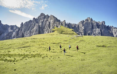 Multiethnischer Mann und Frau üben Yoga am Berg - CVF01643