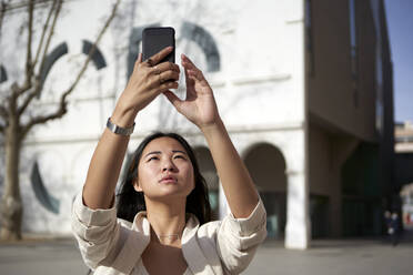 Schöne Frau nimmt Selfie durch Handy auf sonnigen Tag - VEGF03957