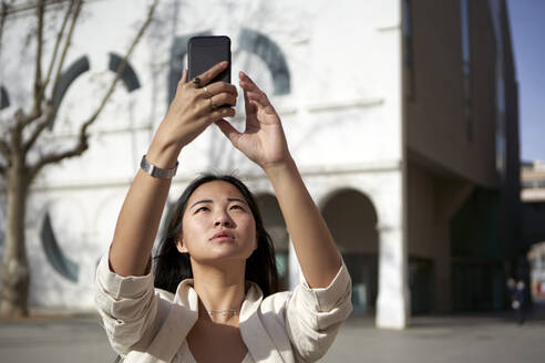 Schöne Frau nimmt Selfie durch Handy auf sonnigen Tag - VEGF03957