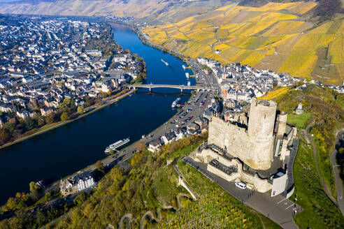 Deutschland, Rheinland-Pfalz, Bernkastel-Kues, Blick aus dem Hubschrauber auf die Burg Landshut, die Mosel und die umliegende Stadt im Sommer - AMF09114