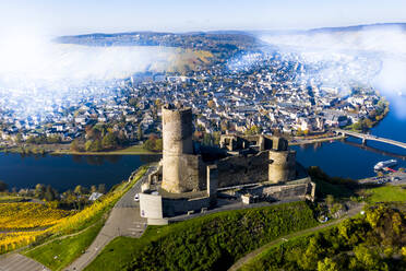 Deutschland, Rheinland-Pfalz, Bernkastel-Kues, Blick aus dem Hubschrauber auf den Nebel über der Burg Landshut, der Mosel und der umliegenden Stadt im Sommer - AMF09115