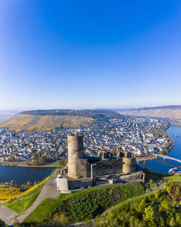 Deutschland, Rheinland-Pfalz, Bernkastel-Kues, Blick aus dem Hubschrauber auf den blauen Himmel über der Burg Landshut, der Mosel und der umliegenden Stadt im Sommer - AMF09116