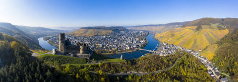 Deutschland, Rheinland-Pfalz, Bernkastel-Kues, Hubschrauber-Panorama von Burg Landshut, Mosel und Stadt im Sommer, lizenzfreies Stockfoto