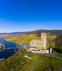 Deutschland, Rheinland-Pfalz, Bernkastel-Kues, Blick aus dem Hubschrauber auf den blauen Himmel über der Burg Landshut, der Mosel und der umliegenden Stadt im Sommer - AMF09118