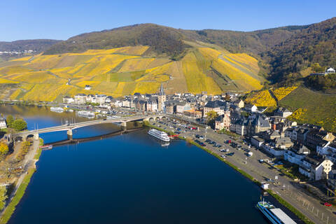 Deutschland, Rheinland-Pfalz, Bernkastel-Kues, Blick aus dem Hubschrauber auf die Mosel und die umliegende Stadt im Sommer mit Weinbergen im Hintergrund, lizenzfreies Stockfoto