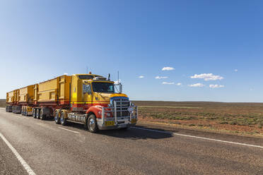 Australien, Südaustralien, Straßenzug auf dem Stuart Highway - FOF12097