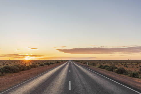 Australien, Südaustralien, Stuart Highway bei Sonnenuntergang - FOF12098