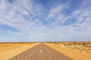 Australien, Südaustralien, Stuart Highway durch die Wüste - FOF12099