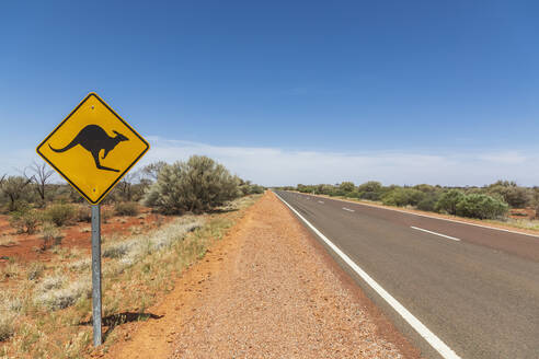Australien, Südaustralien, Känguru-Warnschild am Stuart Highway - FOF12100