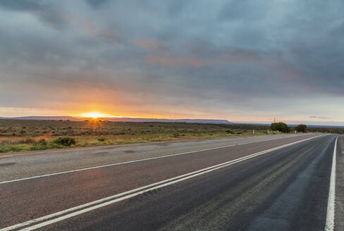 Australien, Südaustralien, Stuart Highway bei Sonnenuntergang - FOF12101