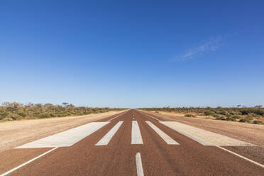 Australien, Südaustralien, Notlandebahn auf dem Stuart Highway - FOF12107