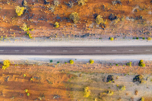 Australien, Südaustralien, Luftaufnahme des Stuart Highway im Lake Hart Gebiet - FOF12112