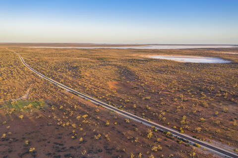 Australien, Südaustralien, Luftaufnahme des Stuart Highway im Lake Hart Gebiet, lizenzfreies Stockfoto