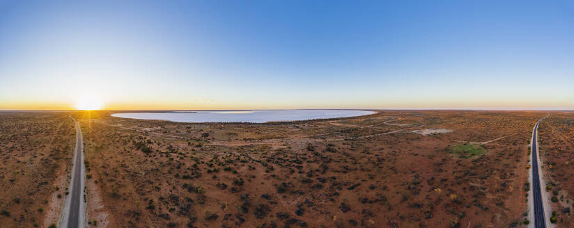 Australien, Südaustralien, Luftaufnahme des Stuart Highway und des Salzsees in der Lake Hart Area bei Sonnenuntergang - FOF12115