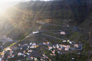 Spanien, Valle Gran Rey, Drohnenansicht von Dorf und kurvenreicher Straße im Tal von La Gomera - SIEF10109