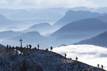 Grenzgebiet Österreich-Deutschland, Heuberg, Silhouetten von Rucksacktouristen beim Wandern zum Berggipfel - HAMF00844