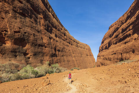 Australien, Northern Territory, Wandern im Uluru Kata Tjuta National Park in der Zentralaustralischen Wüste, lizenzfreies Stockfoto