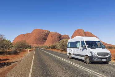 Australien, Nordterritorium, Wohnmobil auf der Kata Tjuta Straße durch die Zentralaustralische Wüste - FOF12122