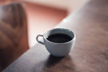 Tasse Kaffee auf dem Tisch - MOEF03568