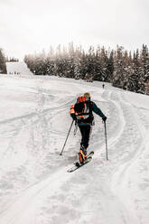 Kaukasischer älterer Mann beim Skifahren auf Schnee im Urlaub - DAWF01775