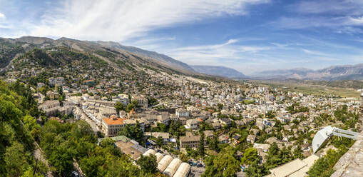 Panoramablick auf die Altstadt vor blauem Himmel in Gjirokaster, Albanien - MAMF01630