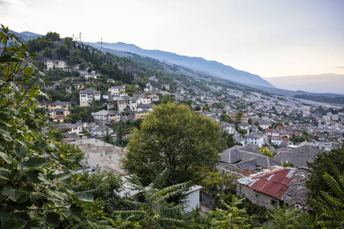 Stadt am Berg Mali I Gjere in Gjirokaster, Albanien - MAMF01631