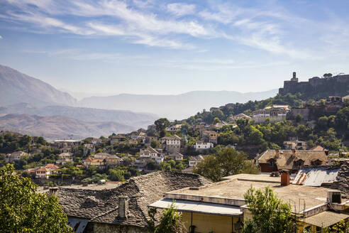 Ansicht der Stadt gegen den Himmel in Gjirokaster, Albanien - MAMF01633