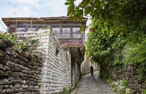 Mann auf dem Fußweg bei einem Haus in Gjirokaster, Albanien, lizenzfreies Stockfoto