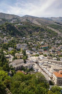 Altstadt in der Nähe des Berges Mali I Gjere in Gjirokaster, Albanien - MAMF01642