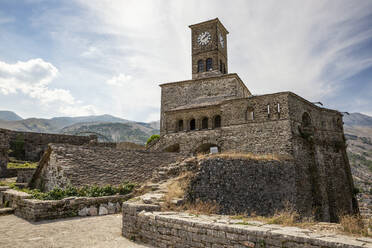 Uhrenturm vor bewölktem Himmel in Gjirokaster, Albanien - MAMF01646