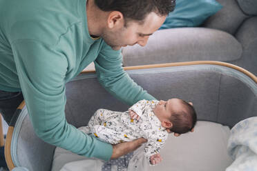 Vater hält Sohn zu Hause im Kinderbett - MPPF01531