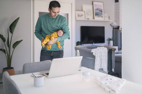 Vater tröstet kleinen Jungen zu Hause, lizenzfreies Stockfoto