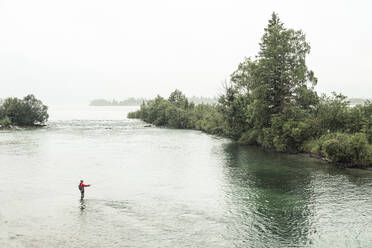 Angler beim Fliegenfischen in der Loisach am Kochelsee, Bayern, Deutschland - WFF00451