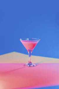 Studioaufnahme eines Martini-Glases mit rosa Flüssigkeit - AFVF08220