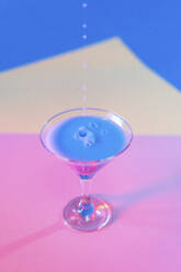 Studioaufnahme eines Martini-Glases mit blauer Flüssigkeit - AFVF08222